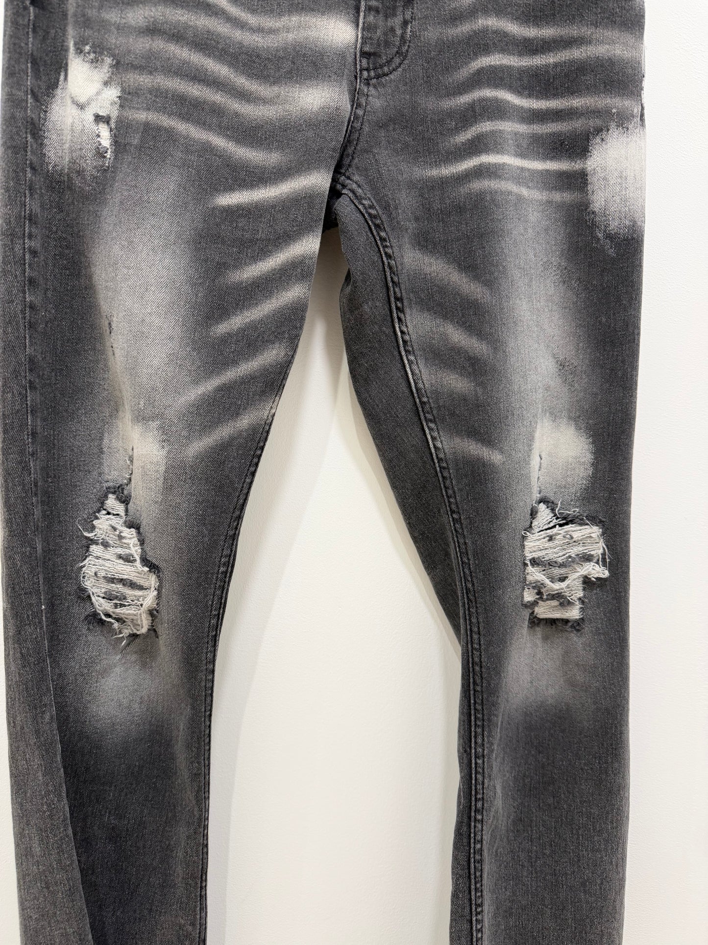 Jean gris déchiré